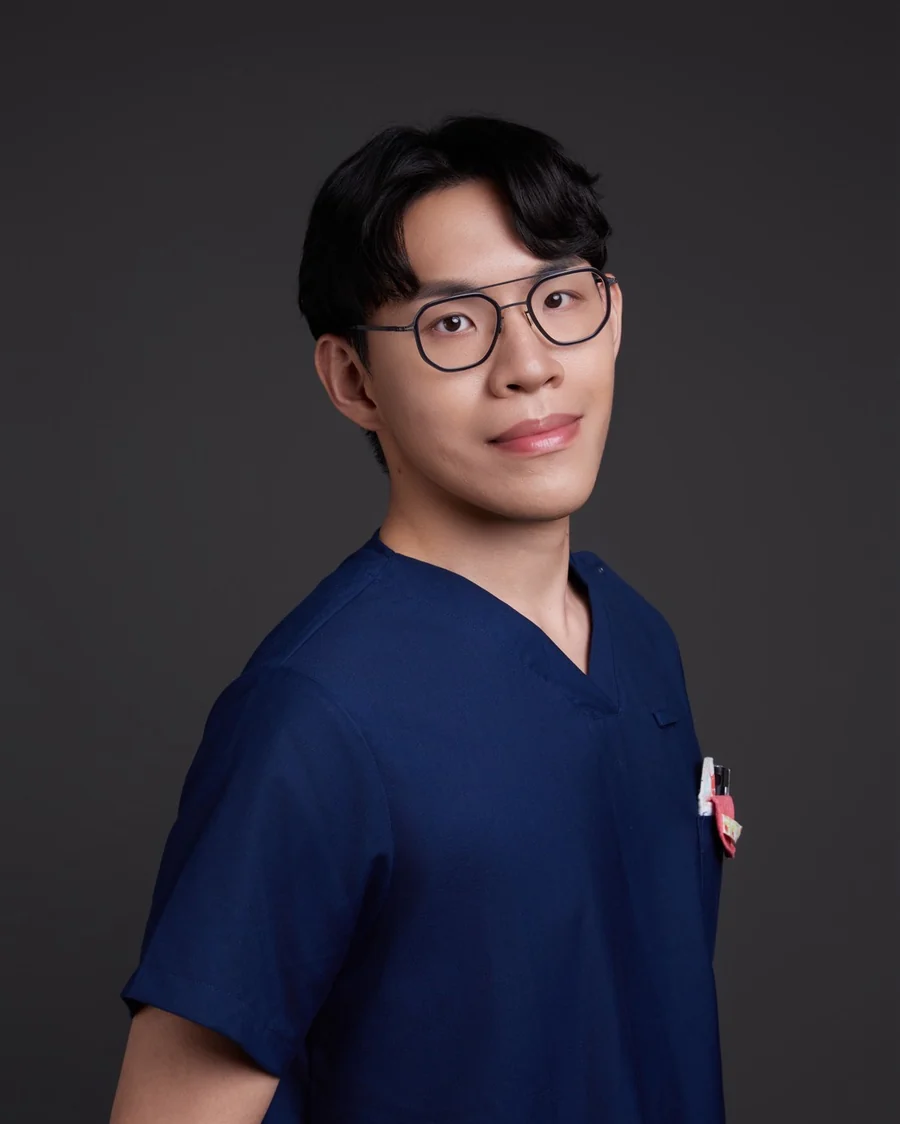 長安醫事檢驗所醫事檢驗師江柏毅的個人照，身著深藍色醫療工作服